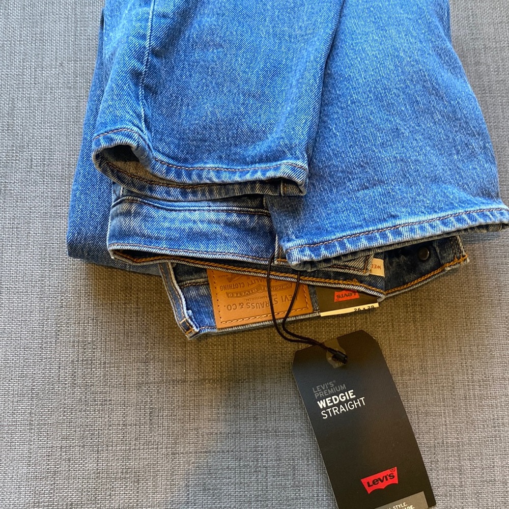 BRAND NEW levi wedgie straight jeans